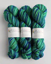 Load image into Gallery viewer, Remember August, hand dyed on Superwash Merino worsted. freeshipping - Felt Fusion
