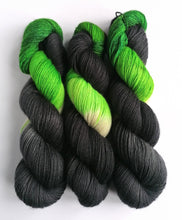 Load image into Gallery viewer, Alien on non-superwash BFL 4ply. freeshipping - Felt Fusion
