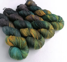 Load image into Gallery viewer, Mutiny on superwash Merino/Silk singles 4ply/fingering weight. freeshipping - Felt Fusion
