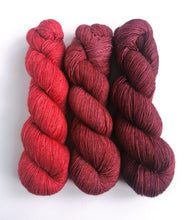 Load image into Gallery viewer, Hand dyed red gradient set on superwash merino/sparkle singles 4ply/fingering weight. freeshipping - Felt Fusion
